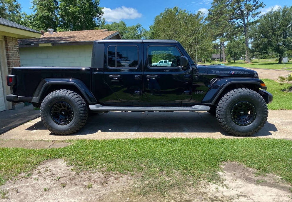 Jeep Gladiator Sport 4WD - Leveled